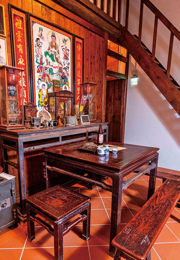 神明廳以紅露酒、樂譜、紙筆，還原李臨秋創作 場景。