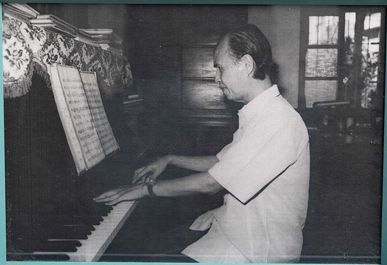 老照片呈現郭芝苑在故居書房專注創作的模樣。