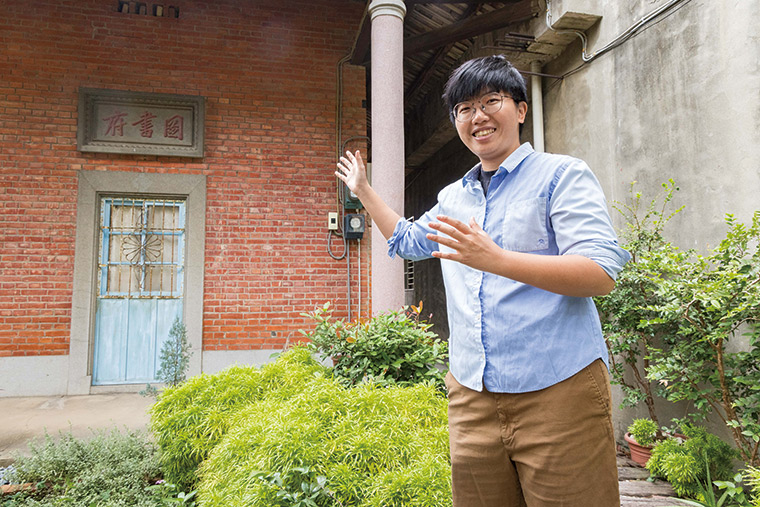 「掀海風」創辦人林秀芃經常帶隊導 覽故居，分享郭芝苑與小鎮的故事。