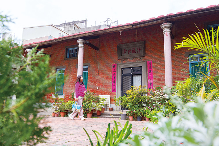 紅磚老宅與庭院是郭芝苑的創作搖 籃；故居現有家屬居住，僅後棟對外 開放。