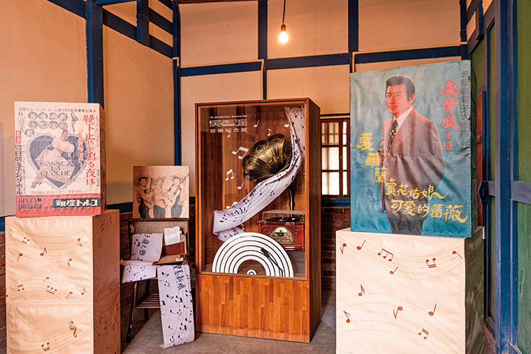 在日本、台灣登台演出的老海報， 說著吳晉淮的藝界人生。