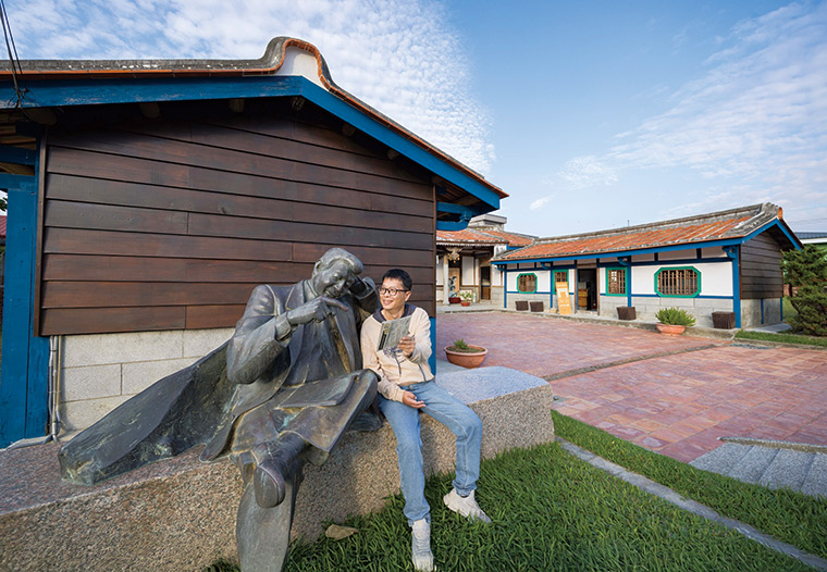 故居前由藝術家余燈銓創作的吳晉 淮銅像，是遊客最愛拍照的地標。