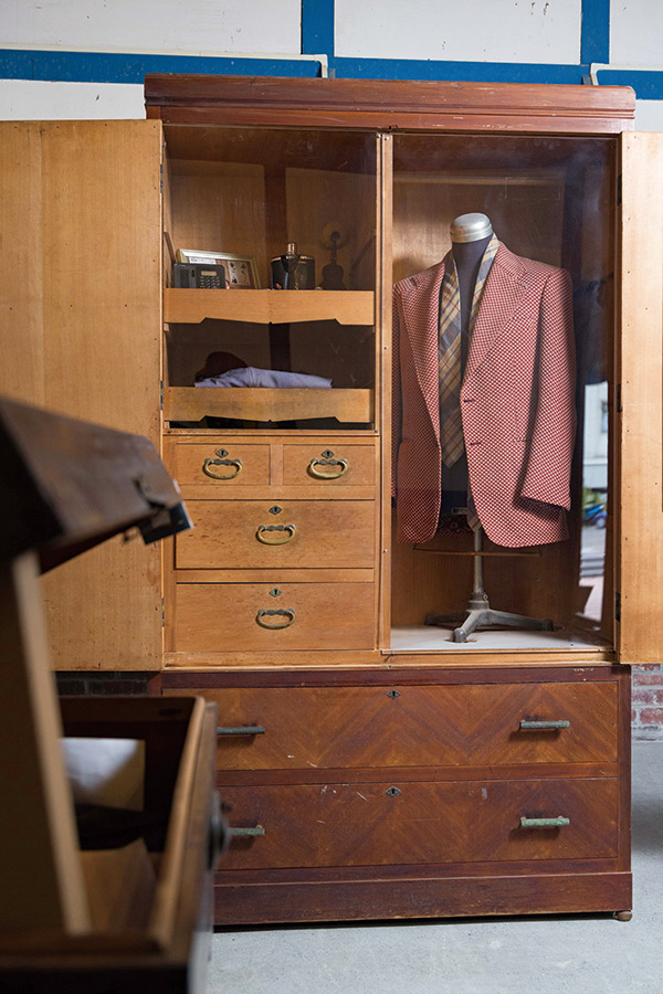 吳晉淮的舞台服等老物，象徵他的 舞台與追夢人生。