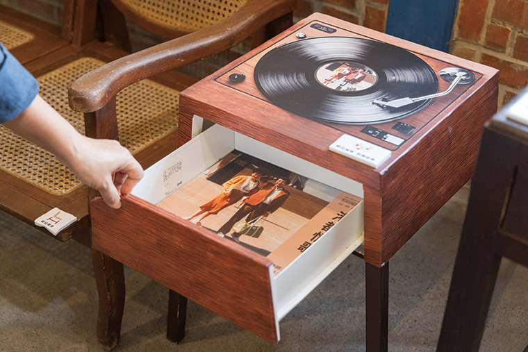 互動式抽屜如時光機，拉開可聆聽 吳晉淮創作的台語歌謠。