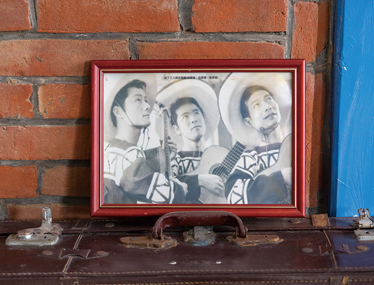 互動式抽屜如時光機，拉開可聆聽 吳晉淮創作的台語歌謠。