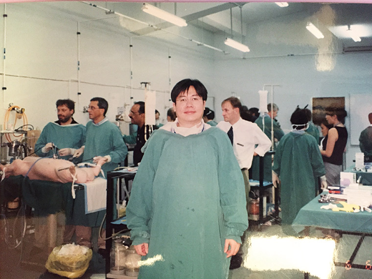 陳自諒（圖）赴美學習腹腔鏡術式，父親得知後只嚴肅冷靜地「喔」了一聲，告訴他這很新 奇、要再精進技術。