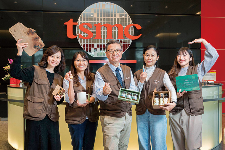 台積電新廠工程處公共設施服務部部經理鍾振武（左三）、廠務副 理紀碧芳（左二）指出，基於零廢製作的台積電小物，只送不賣。