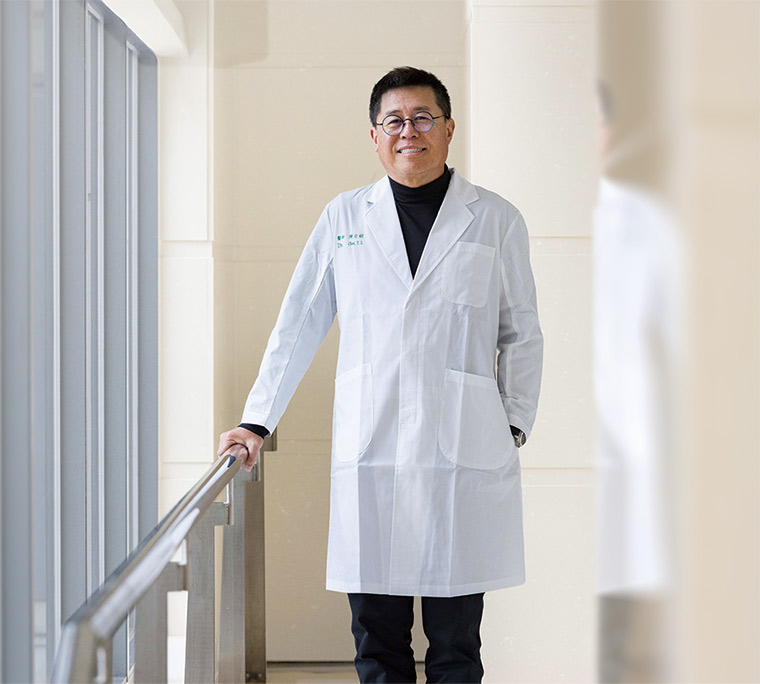 出身醫師世家的陳自諒，認為自己人 生最大的資產，是年少留學美國的經 驗。雖然要辛苦打工、大學被迫回台 灣就讀，卻讓他在腹腔鏡專業進修與 交流上更有競爭力。