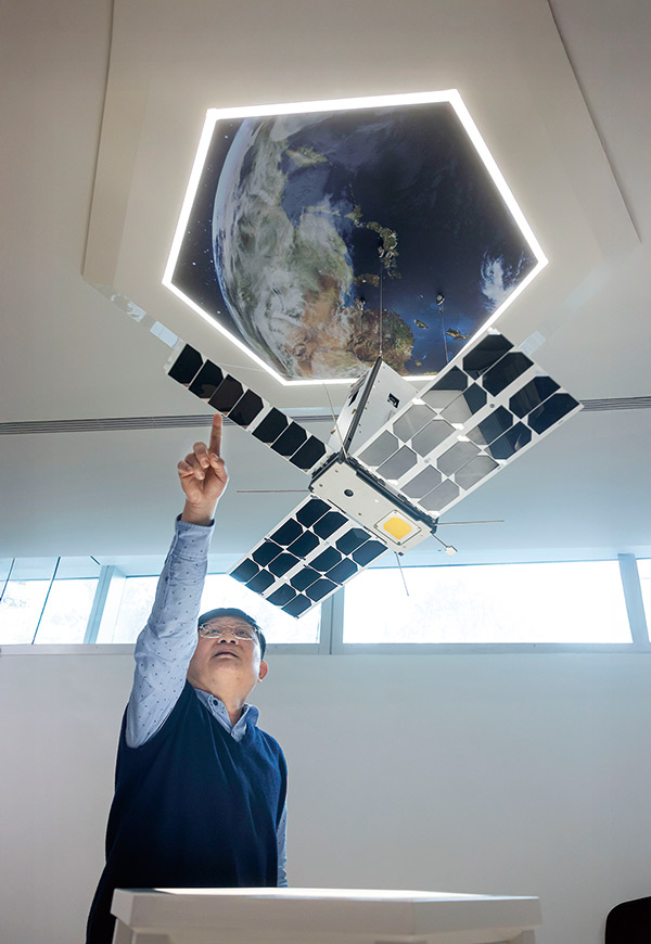 砷化鎵太陽能電池既輕盈、轉換率又高，對想減輕負 重並提供足夠電力的低軌衛星業者頗具吸引力。圖為 鴻海研究院新世代通訊研究所所長吳仁銘。