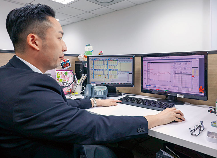 黃金期貨可藉由槓桿操作放大資金運用效能，是專業投資人偏好的黃金投 資方式。