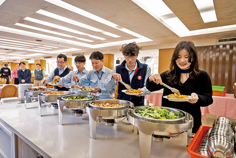 每到中午,中鋼員工餐廳就擠滿排隊 人潮,享用今日菜色。