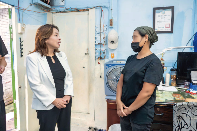 旅美企業家羅麗惠（左）回到台灣拜訪弱勢新住民家庭，關心實際需求。