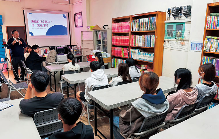 中正大學企管系教授鎮明常為孩子們上 的第一堂導師課程。