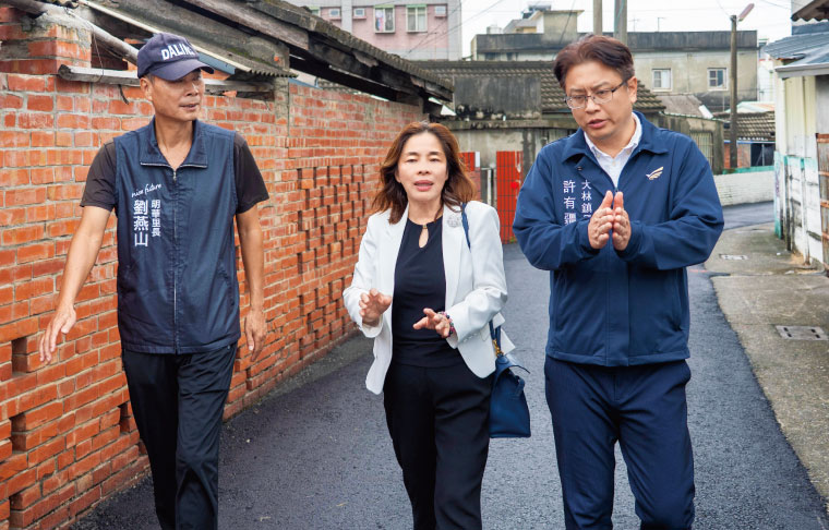 羅麗惠返回故鄉嘉義縣大林鎮，在鎮長許有疆（右）及在地里長陪同下， 探視新住民家庭和孩子們。右圖為中正大學企管系教授鎮明常為孩子們上 的第一堂導師課程。