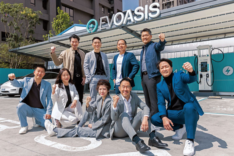 源點科技「精銳部隊」帶領公司60名員工不斷拓展版圖。圖上排左起 為營運長王鈺閔、副董事長鄭旭捷、董事長陶百群、技術長沈俊祺。