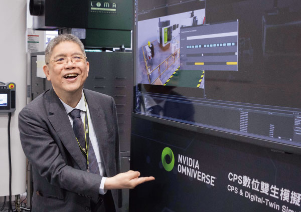 東台董事長嚴瑞雄向發那科介紹AI代理人系統的應用 場景。