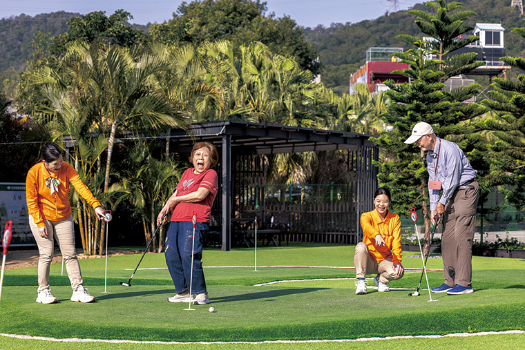 住戶 可以在迷你果嶺練習推桿，並維持肌力