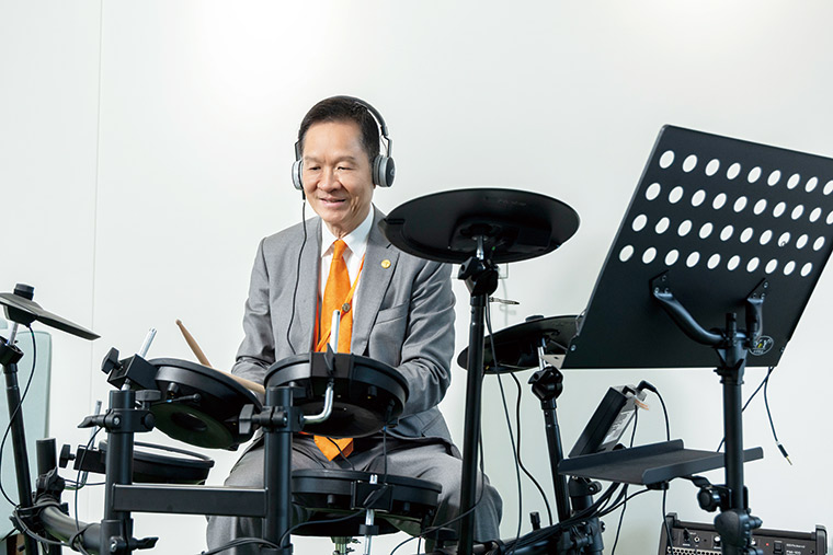 ）亞洲健康智慧園區設有專屬練鼓室，台灣房屋集團總裁彭 培業示範園區內豐富多樣的才藝空間。