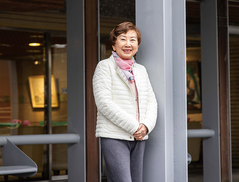 曾在美國生活的陳阿姨，回台後選擇落腳長庚養 生村，在麻將間找回社交熱誠。她認為有不依附 子女、自主掌控的晚年，是給自己最好的禮物。