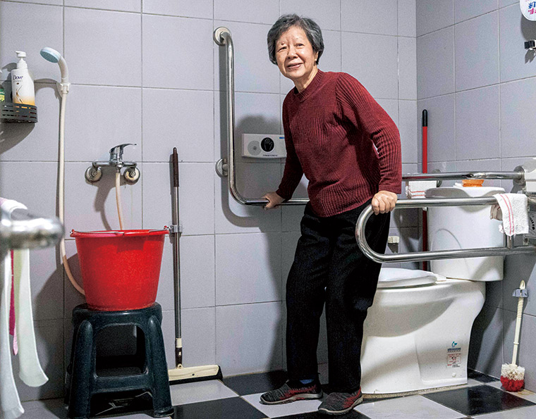 吳女士入住大同銀髮家 園後，在青銀共融環境 與無障礙空間中，獲得 行動自由與鄰里支援。