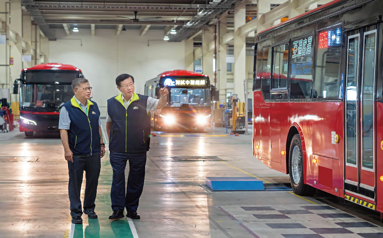身兼車王電、華德動能董事長的蔡裕慶（右）認為，垂直整合是躋身國內電巴一哥、打國際盃的最大優勢。