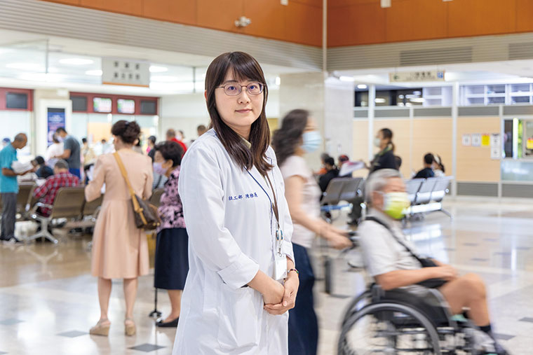 擔任急重症病房醫務社 工6年的陳雅蓮,過去曾 在社區服務協助處理家 暴、性侵等個案。