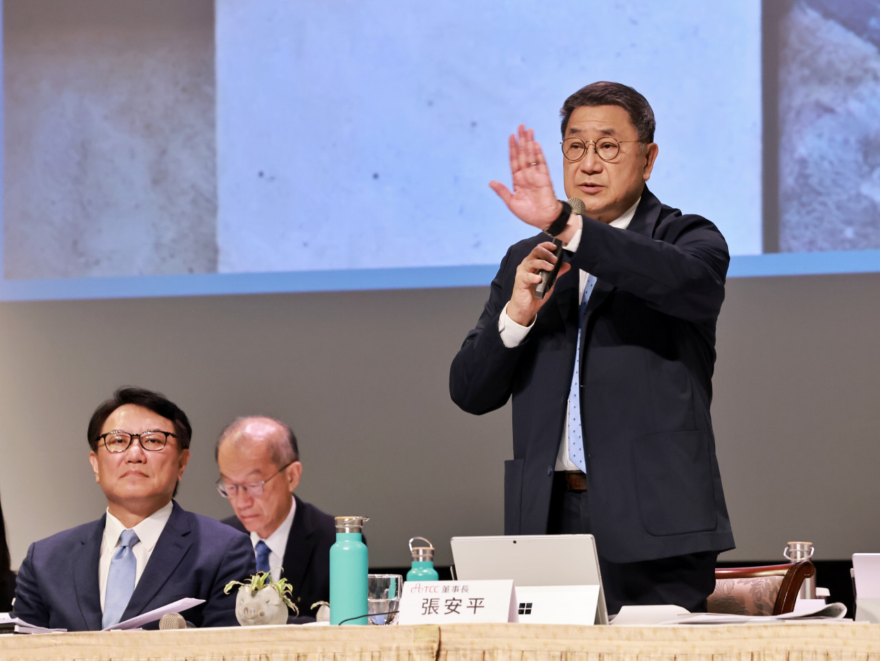 面對股東質疑,張安平神情嚴肅、霸氣回應。