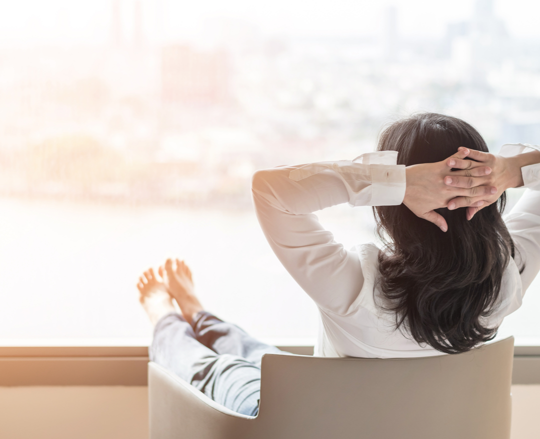 雖然做的事情類似—例如整天穿著睡衣窩在沙發上—但兩者的心境可是南轅北轍。