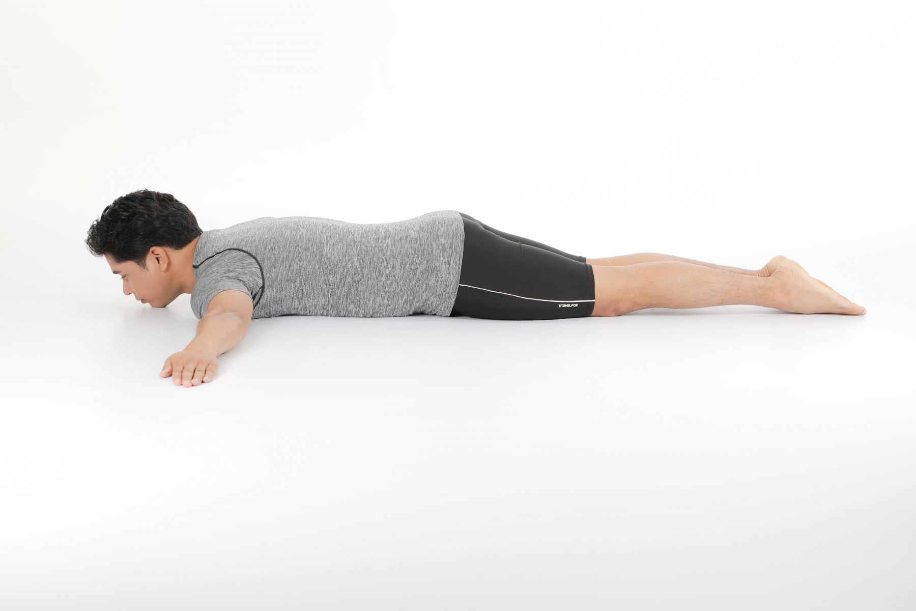 俯臥姿。左手臂保持在肩膀高度往外延伸,掌心朝下。