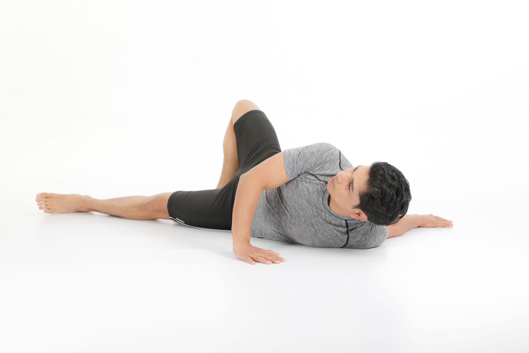 將右手掌放在右肩下,以右手支撐將右邊身體往左邊翻轉,保持左臂延展伸長。