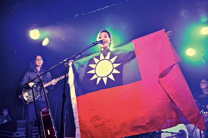 張懸(右)在舞台上舉起青天白日滿地紅國旗,向觀眾介紹故鄉台灣,意外 引起中國網友反彈,年底的北京演唱會也可能因此取消。