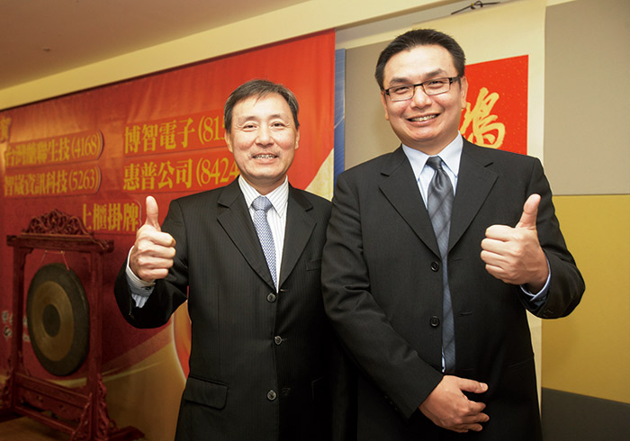 洪輝龍總經理(右)調整產品結構並創造差異化,帶領博智業績向上。左為董事長張永青。