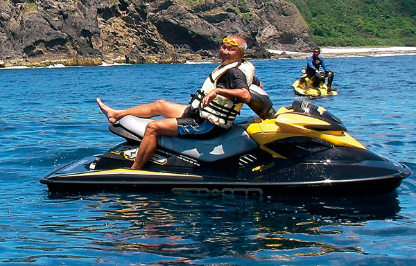 酆哥是道地的退休玩家,海陸空「玩具」應有盡有。