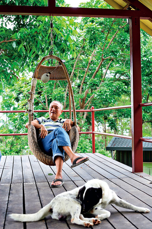 坐在貨櫃屋二樓陽台的吊籃椅上,酆哥說, 這樣的美景,誰會捨得待在房子裡呢?