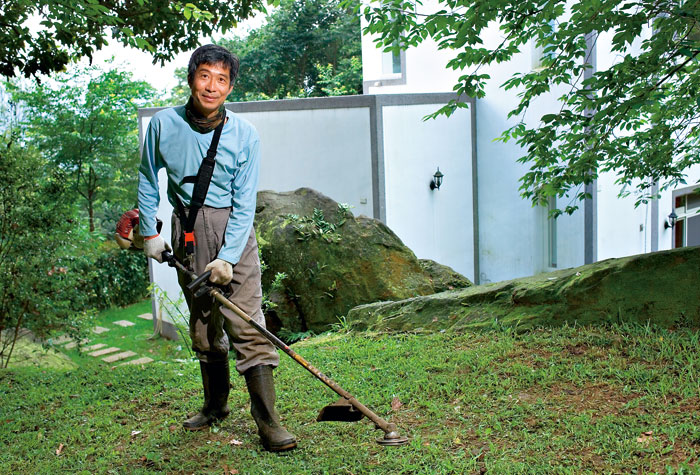 做農事是一種享受,割草時被噴得滿身、然後沖個澡也是一種享受,王財貴如是說。