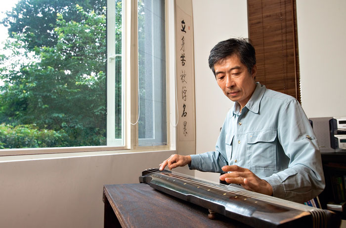 對於王財貴來說,在山林中撥彈古琴、吟唱古詩,是人生一大樂趣。