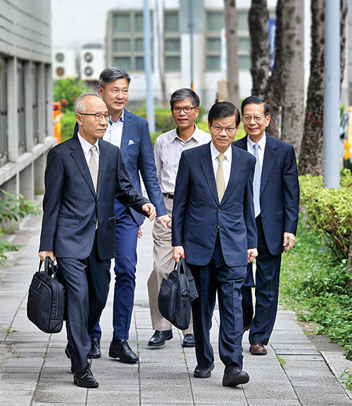 翁啟惠及家人