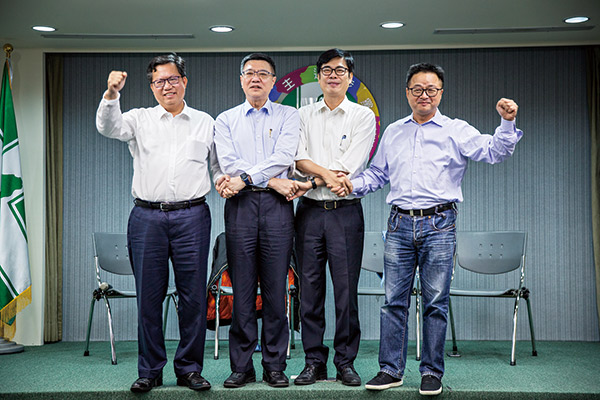 卓榮泰(左二)、 羅文嘉(右一)