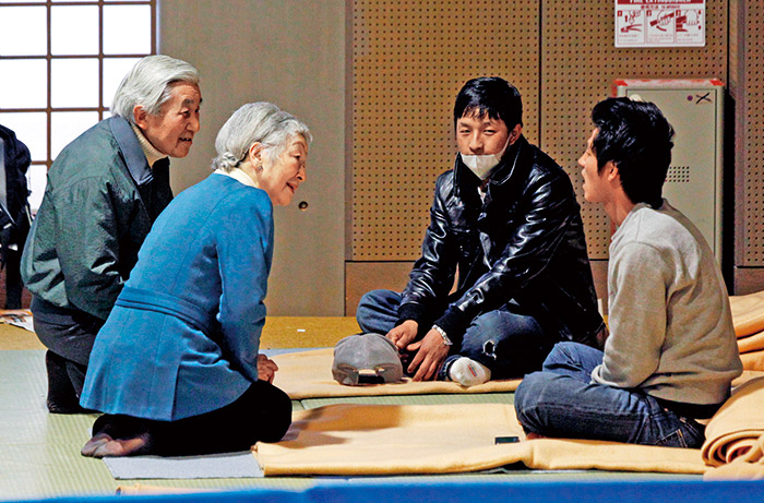 東日本大震災天皇夫婦探視災區