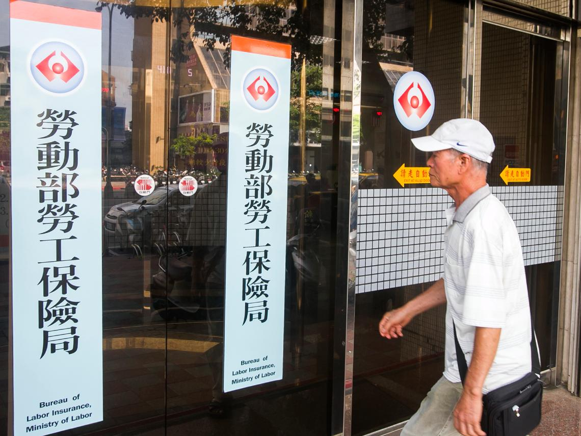 你可以直接到勞動部的網站試算，用預計工作的年數計算，預計可以領到多少的月退年金，考量勞保有財務危機的問題，可以保守點把勞保月領金額打6、7折計算。