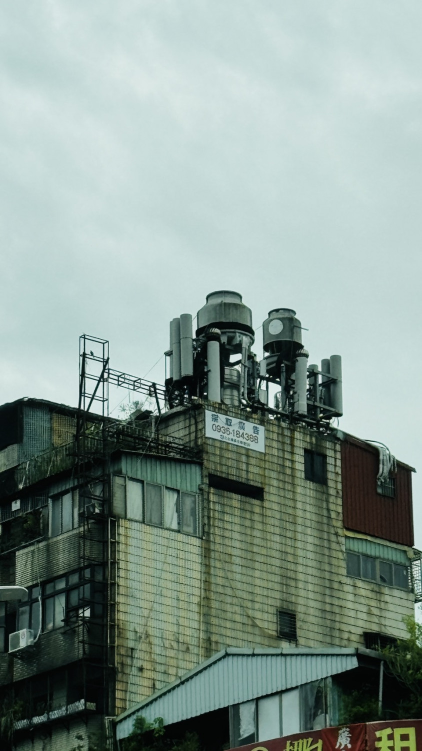 1. 黑灰牆面   代表這裡迎風，有空污、多潮濕，加蓋處容易漏水