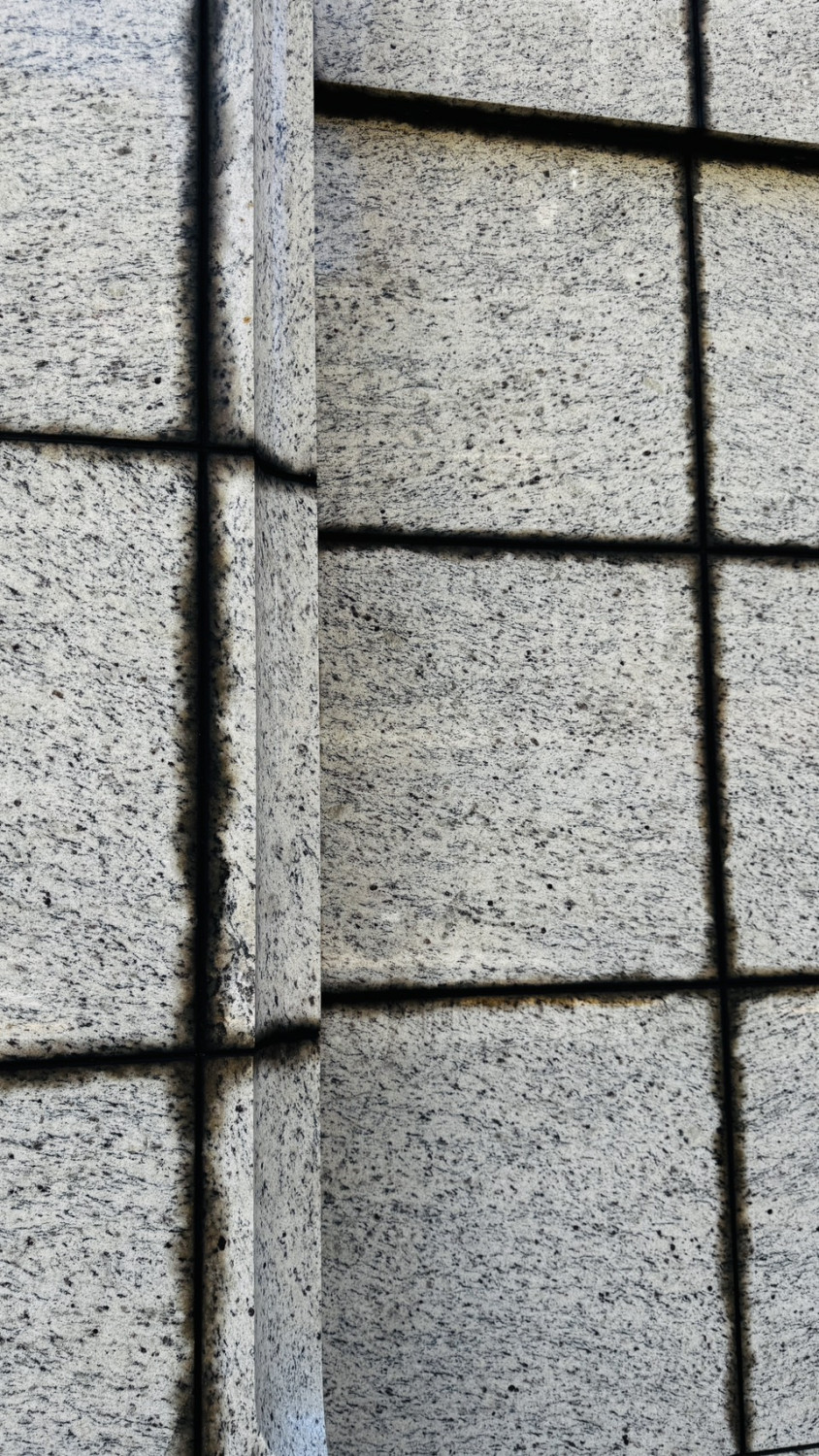 漸層線條   常出現在花崗石牆面，縫隙處有不均勻的黑色線條。這是石材與石材間的填縫材或矽利康發生質變，油性滲出並被石材的孔隙吸收，原本整齊劃一的線條變成不規則的毛邊感。