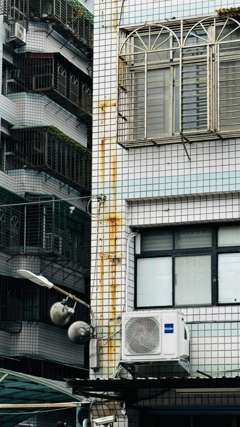 5. 紅色鏽蝕   鏽紅色的滲漏也不算少見，如果不是冷氣機鐵架生鏽，就是代表漏水漏到鋼筋，鏽水流出而出現暗紅色，你得小心是否是鋼筋鏽蝕，年久失修有可能影響結構穩定。