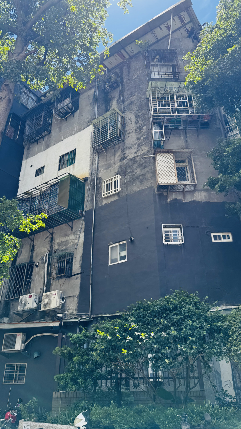 不同色塊  老公寓各自為政，外牆塗漆明顯顏色不同，白色、黑色可能是油漆+ 防水漆，灰色則是原始水泥牆面，通常可以擋個5 年不滲漏，但如果是迎風面，防水時效就會降低。