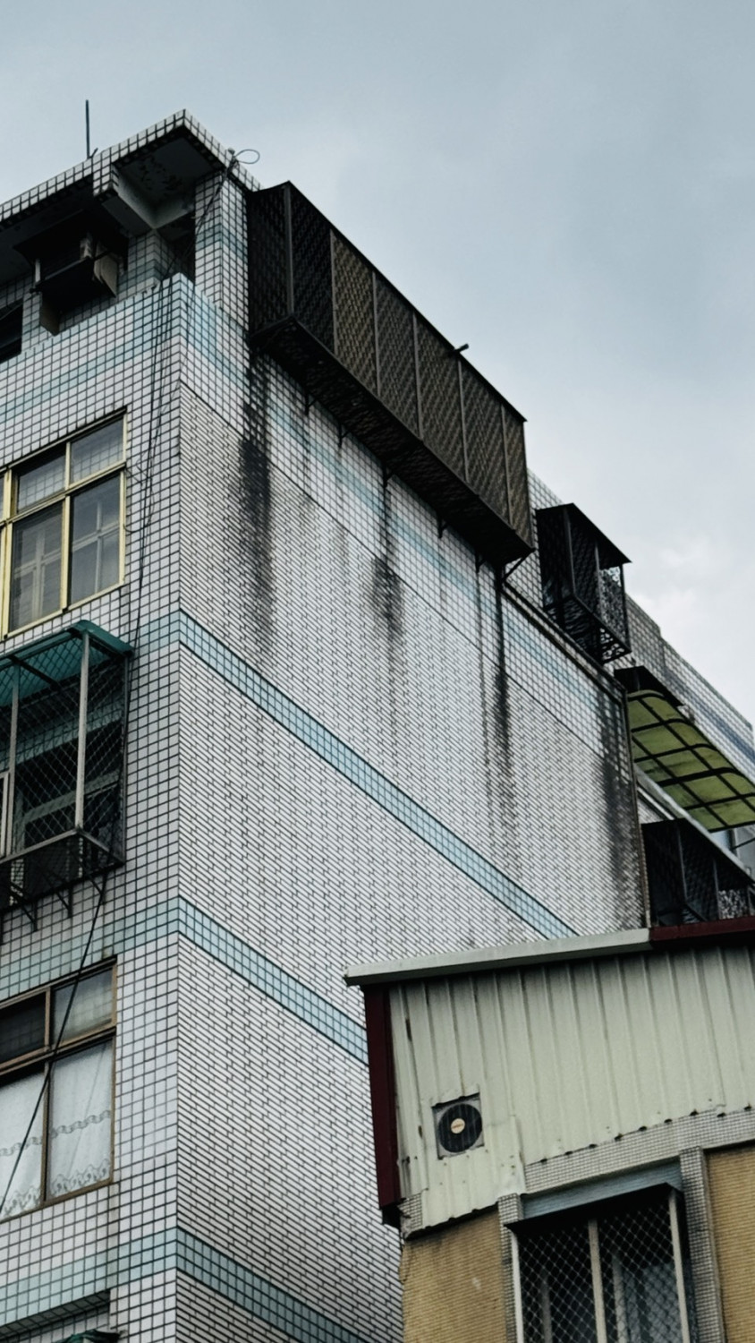 鐵窗黑水   流黑水的外牆，有時倒不是因環境太潮濕所造成，而是住戶加裝較密的鐵窗，因處於迎風面，塵垢多加上長期潑雨，久了就流黑水，有如哭泣的眼線，以風水來說較為不利。