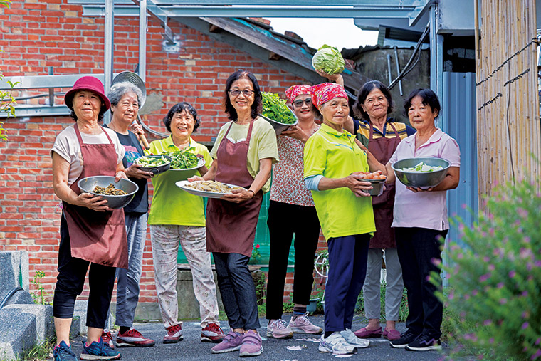 華南社區一群70歲左右的社區媽媽，活到老、學到老，至今仍在灶腳精進廚藝，款待來客與村人。（攝影：唐紹航）