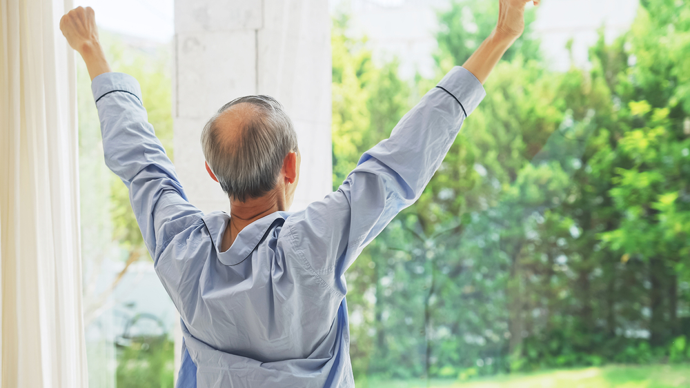 起床就拉開窗簾