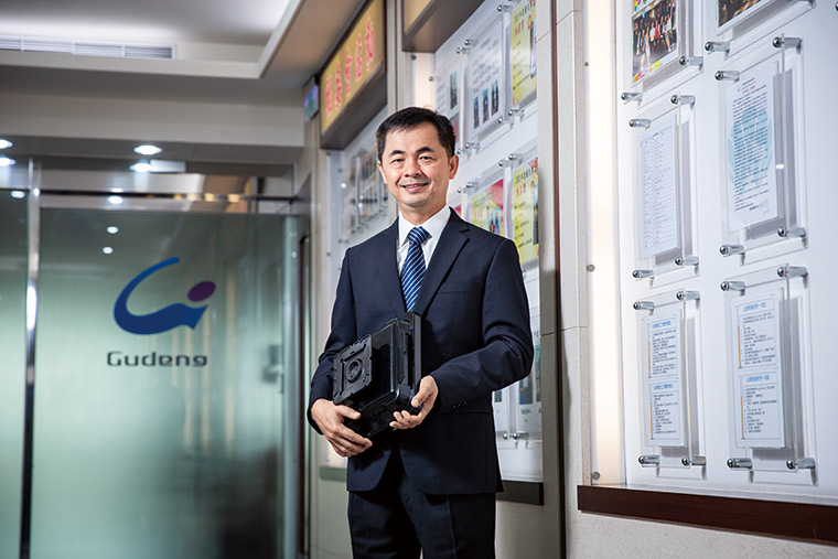 家登研發製造的光罩傳送盒受到台積電肯定，圖為董事長邱銘乾。（攝影：蕭芃凱）