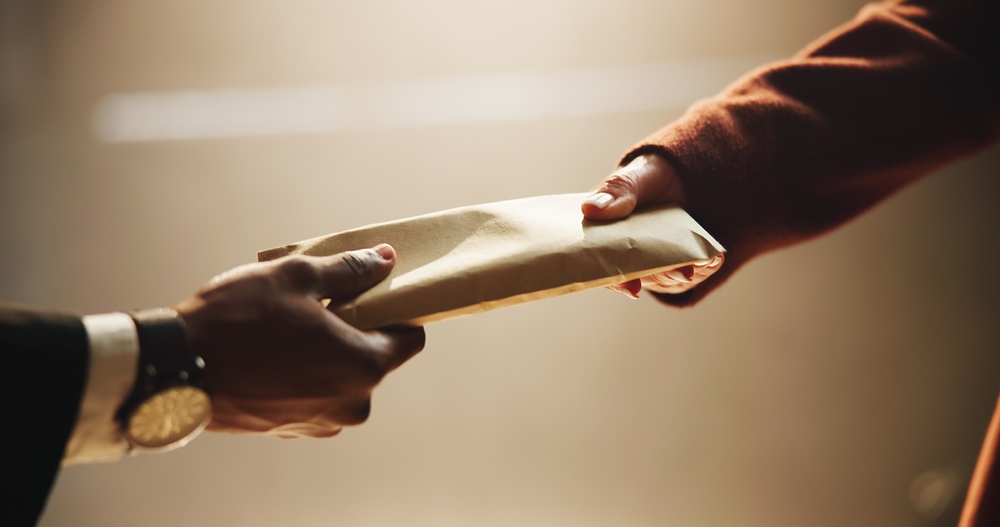 正規金融交易不需攜帶大量現金或黃金，更不會要求與「車手」接觸。