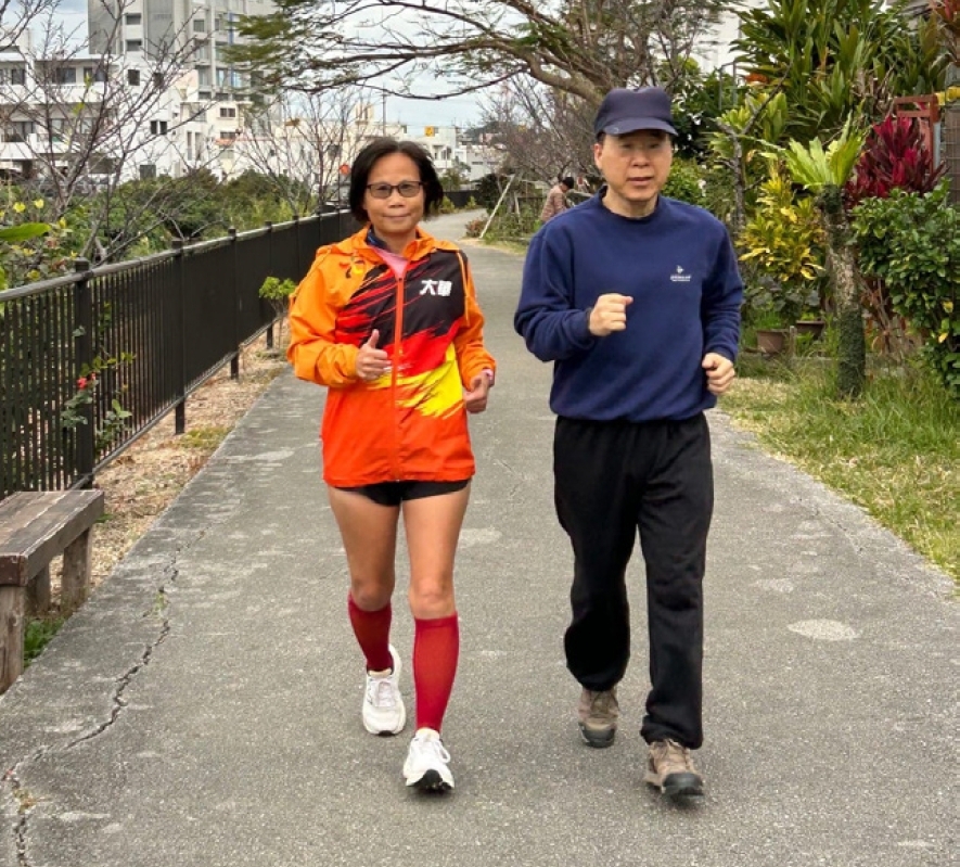 年紀太大、不曾運動、體重太重、害怕跑步傷膝蓋的人，都可以從超慢跑練習開始，重點不在跑速，而在是否維持有氧跑步心跳。我與北醫大學同學達能K醫師（右）對此深有同感。